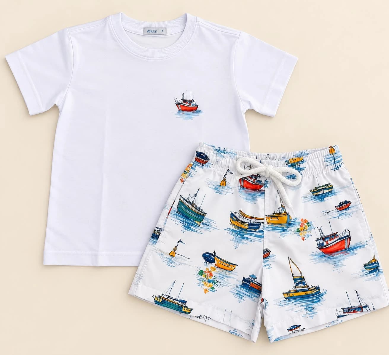 Conjunto Camiseta e Shorts Básico — Barcos — Camiseta branca com desenho de barco e shorts com estampa de barcos coloridos