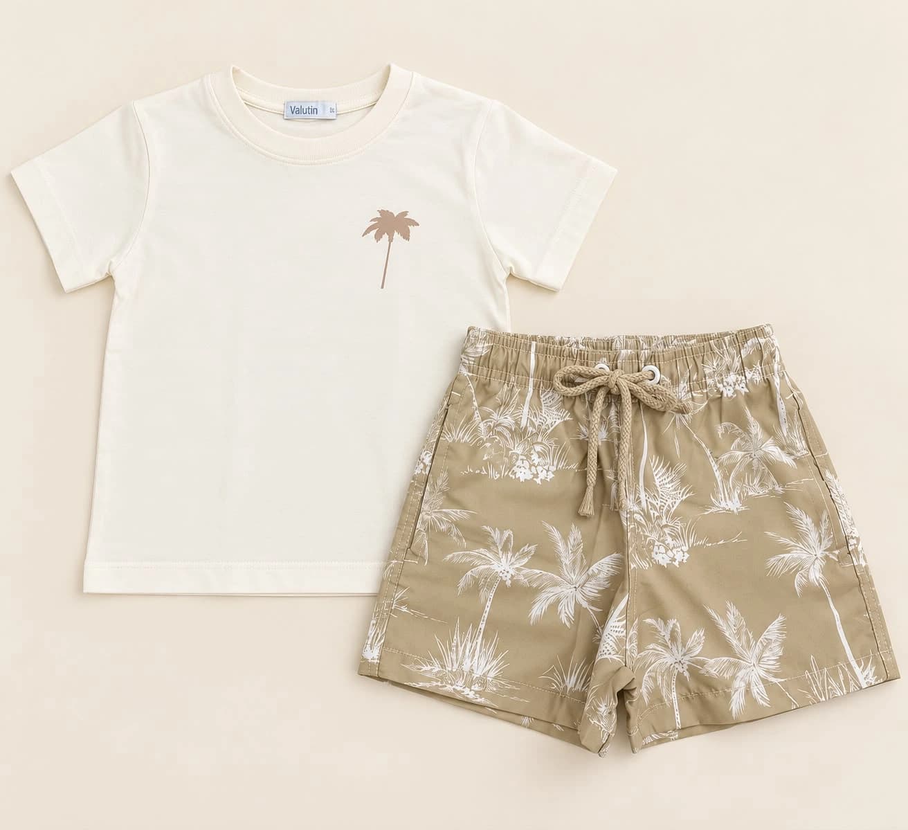 Conjunto Camiseta e Shorts Básico — Coqueiros — Camiseta off-white com desenho de coqueiro e shorts bege com estampa de coqueiros