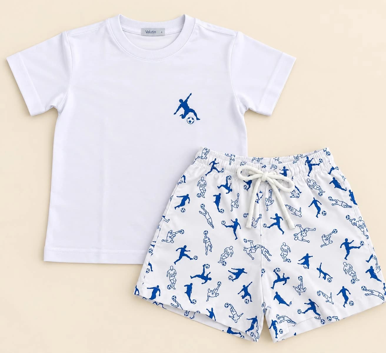 Conjunto Camiseta e Shorts Básico — Futebol — Camiseta branca com desenho de jogador e shorts com estampa de futebol