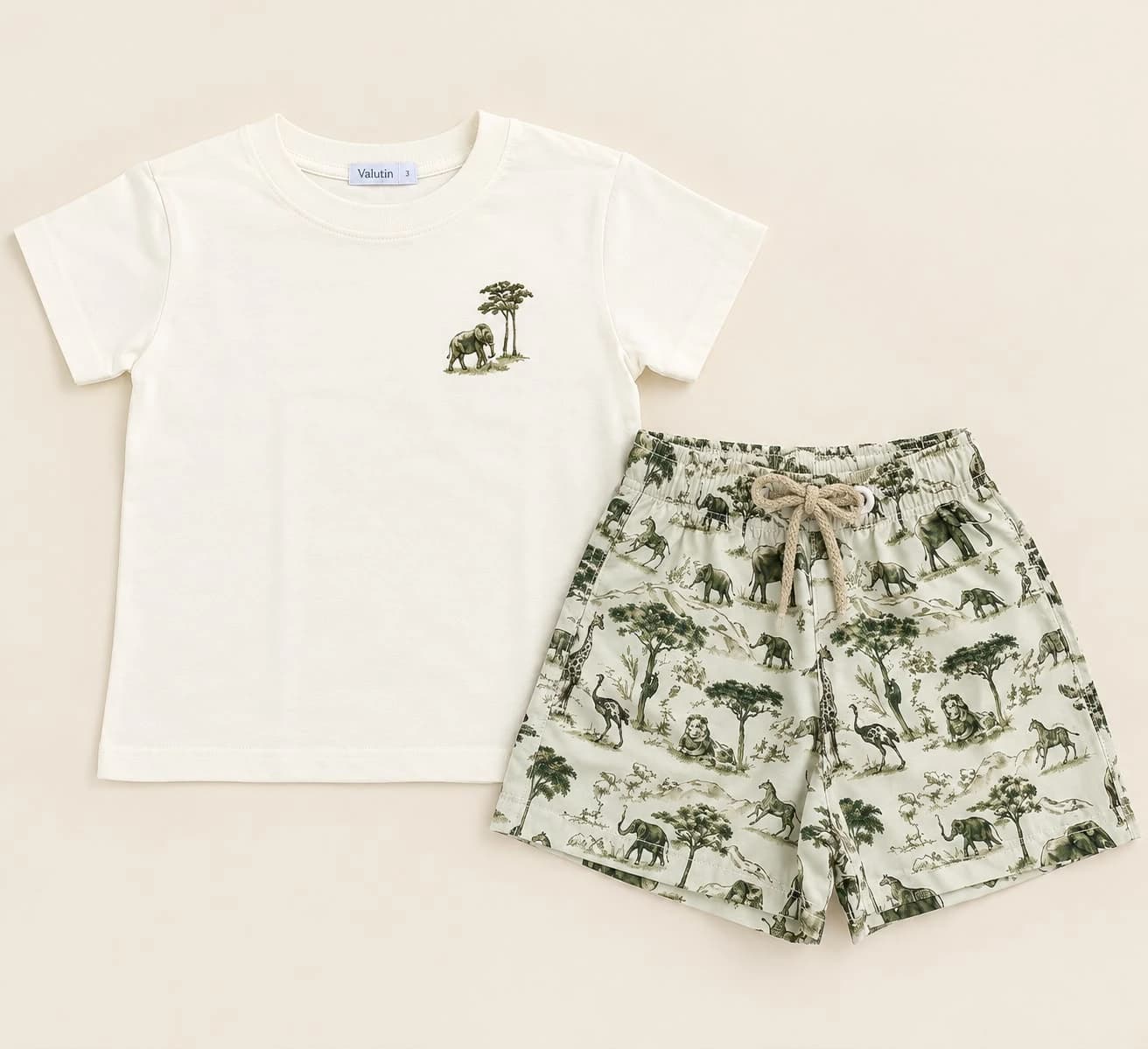 Conjunto Camiseta e Shorts Básico — Safári — Camiseta off-white com desenho de elefante e shorts com estampa de animais de safári