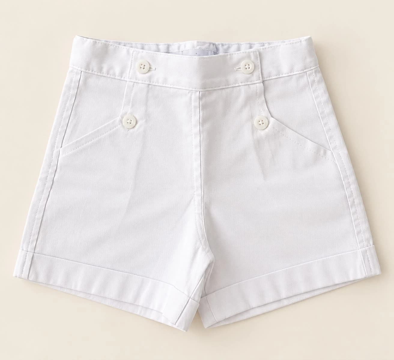 Shorts de Fustão — Branco — Shorts de fustão branco com bolsos, botões claros e barra dobrada