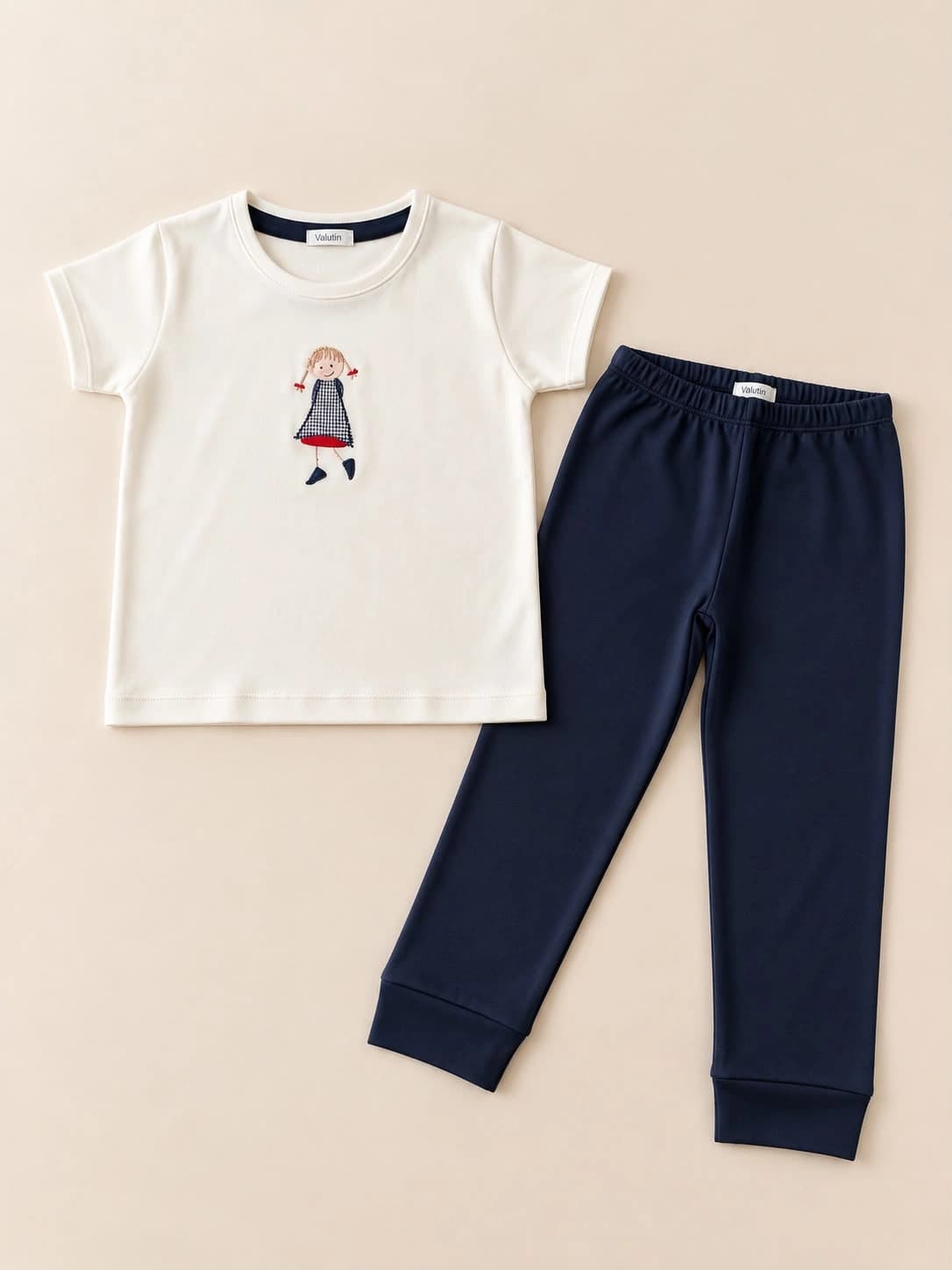 Pijama Boneca — Azul Marinho — Camiseta com aplicação de boneca e calça azul-marinho