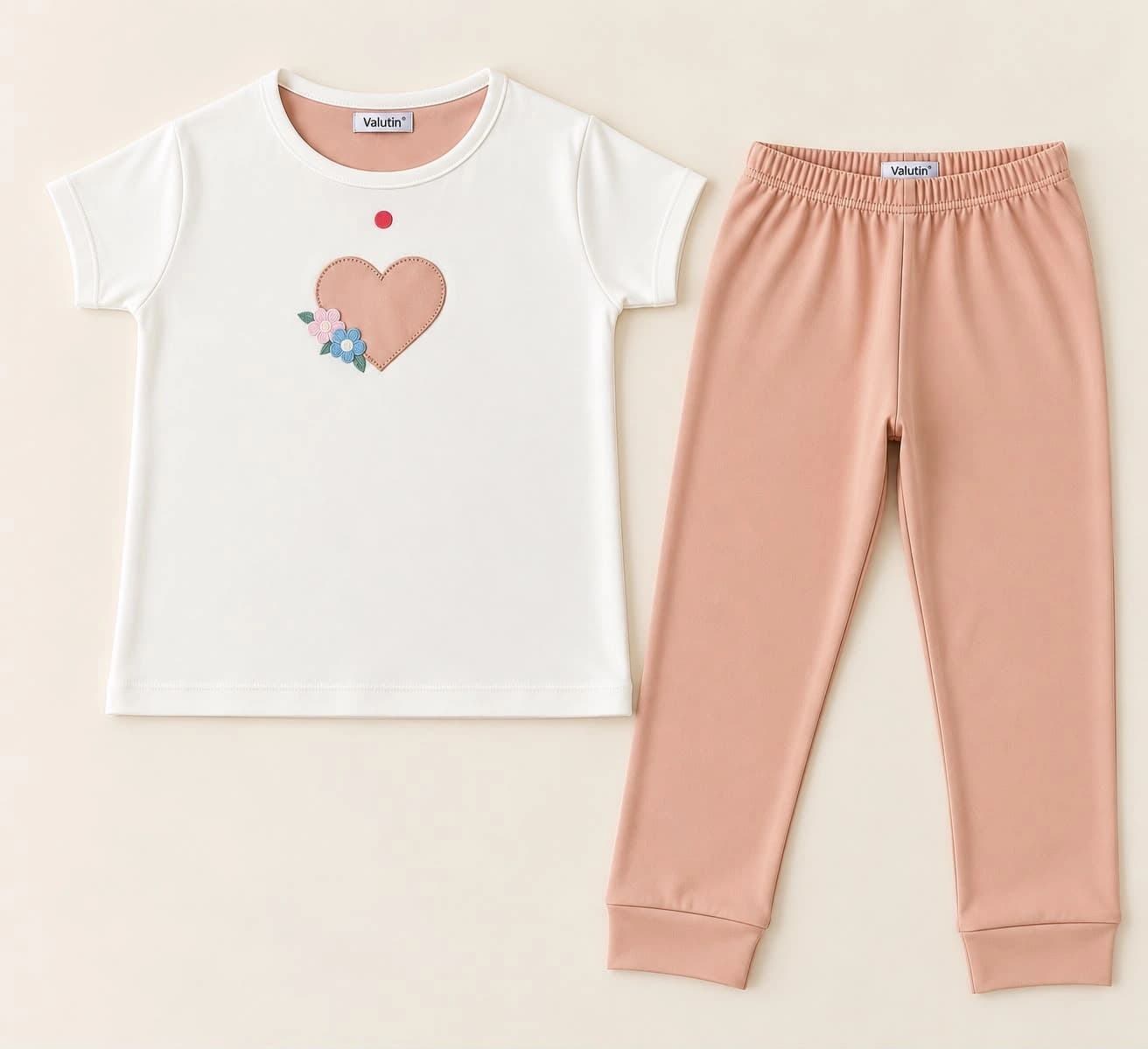 Pijama Coração — Rosé — Camiseta com aplicação de coração com flores e calça rosé