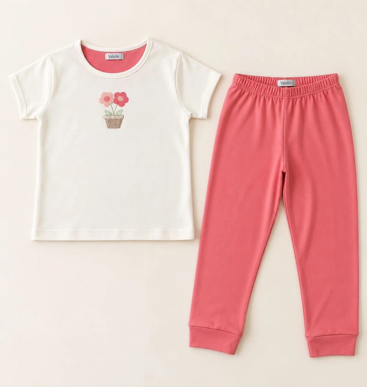 Pijama Flores — Rosa — Camiseta com aplicação de vaso com flores e calça rosa