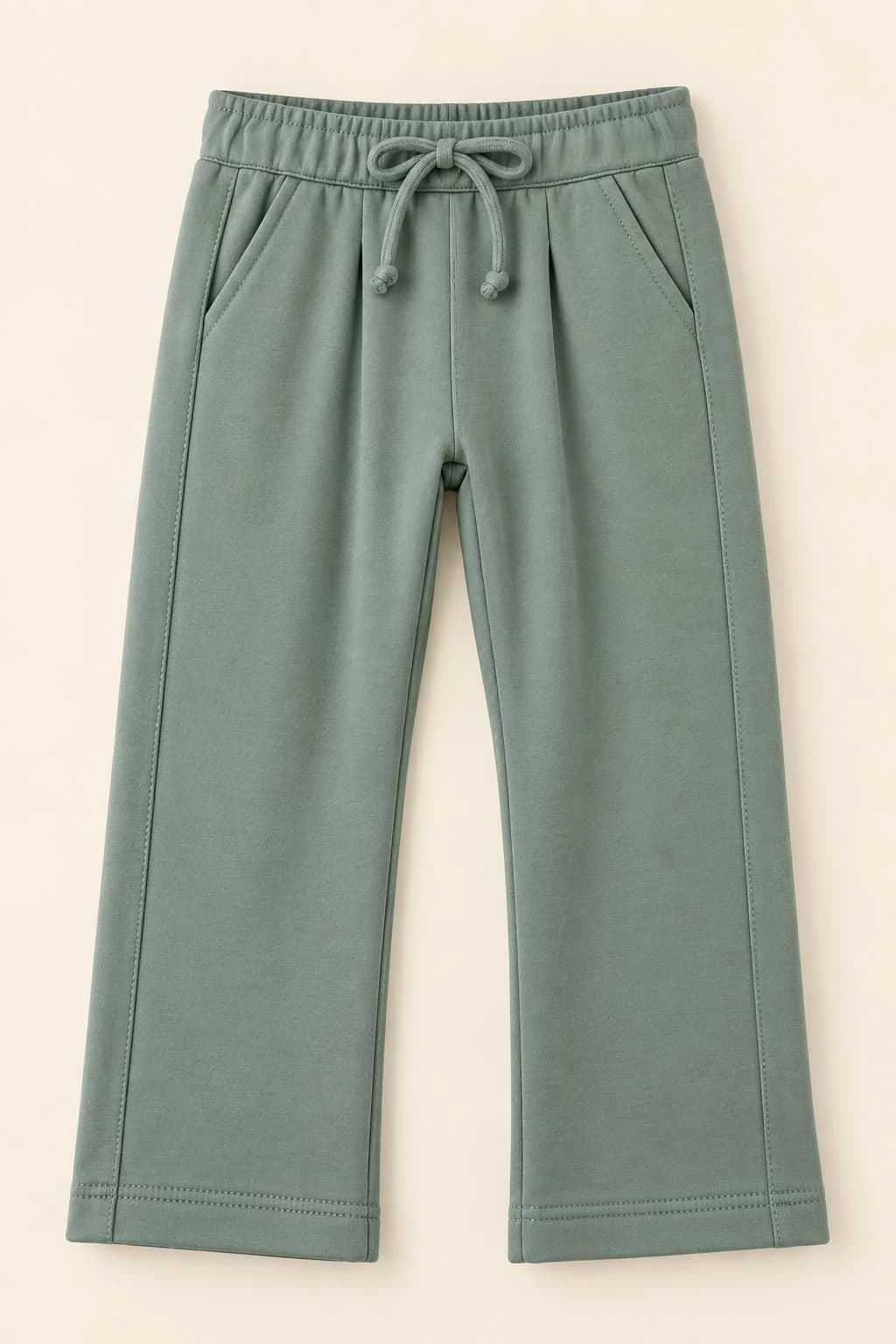 Calça Básica Feminina — Verde — Calça básica feminina verde com laço na cintura e bolsos laterais