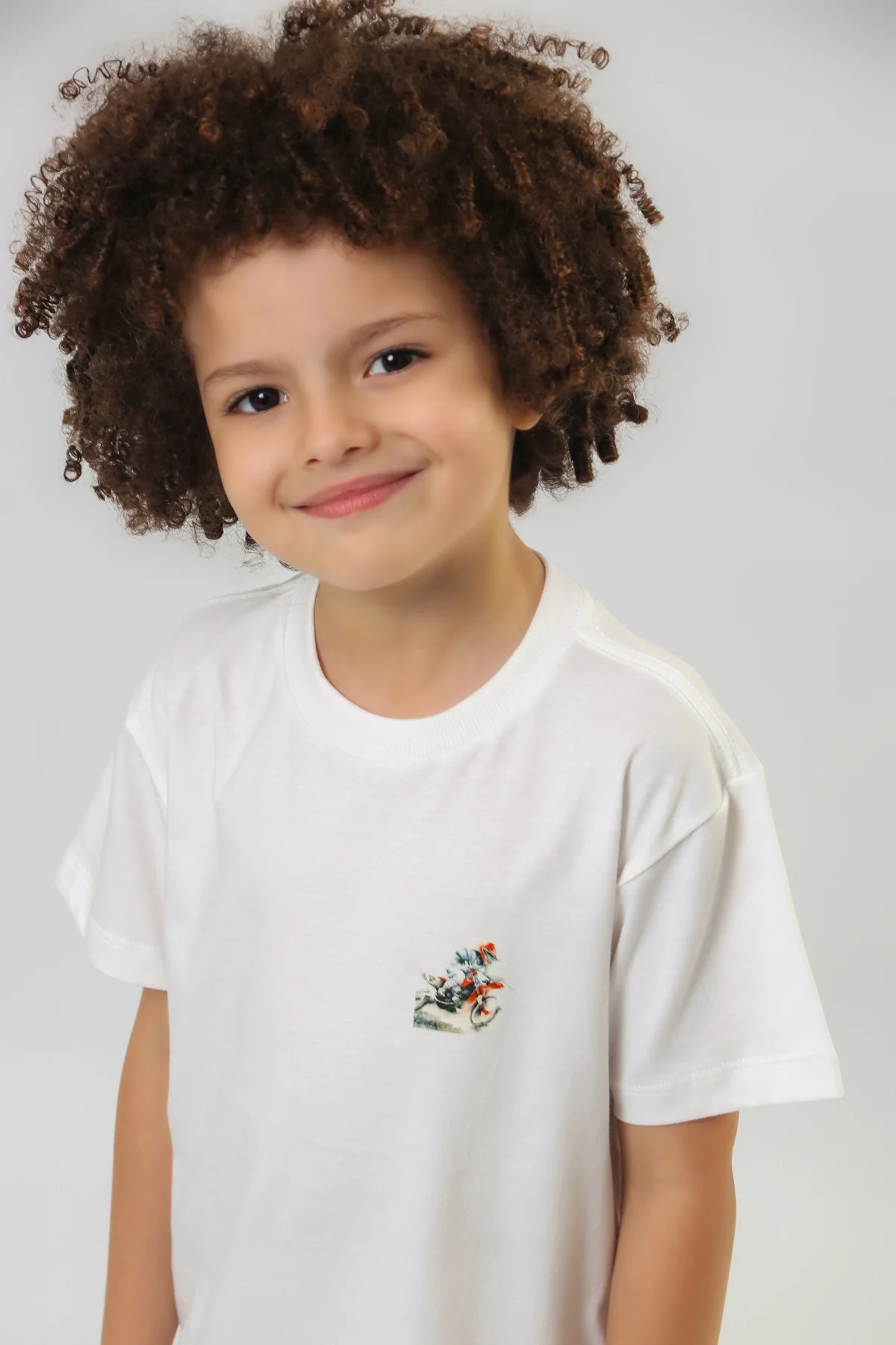 Camiseta branca com estampa de motocross, em retrato da coleção