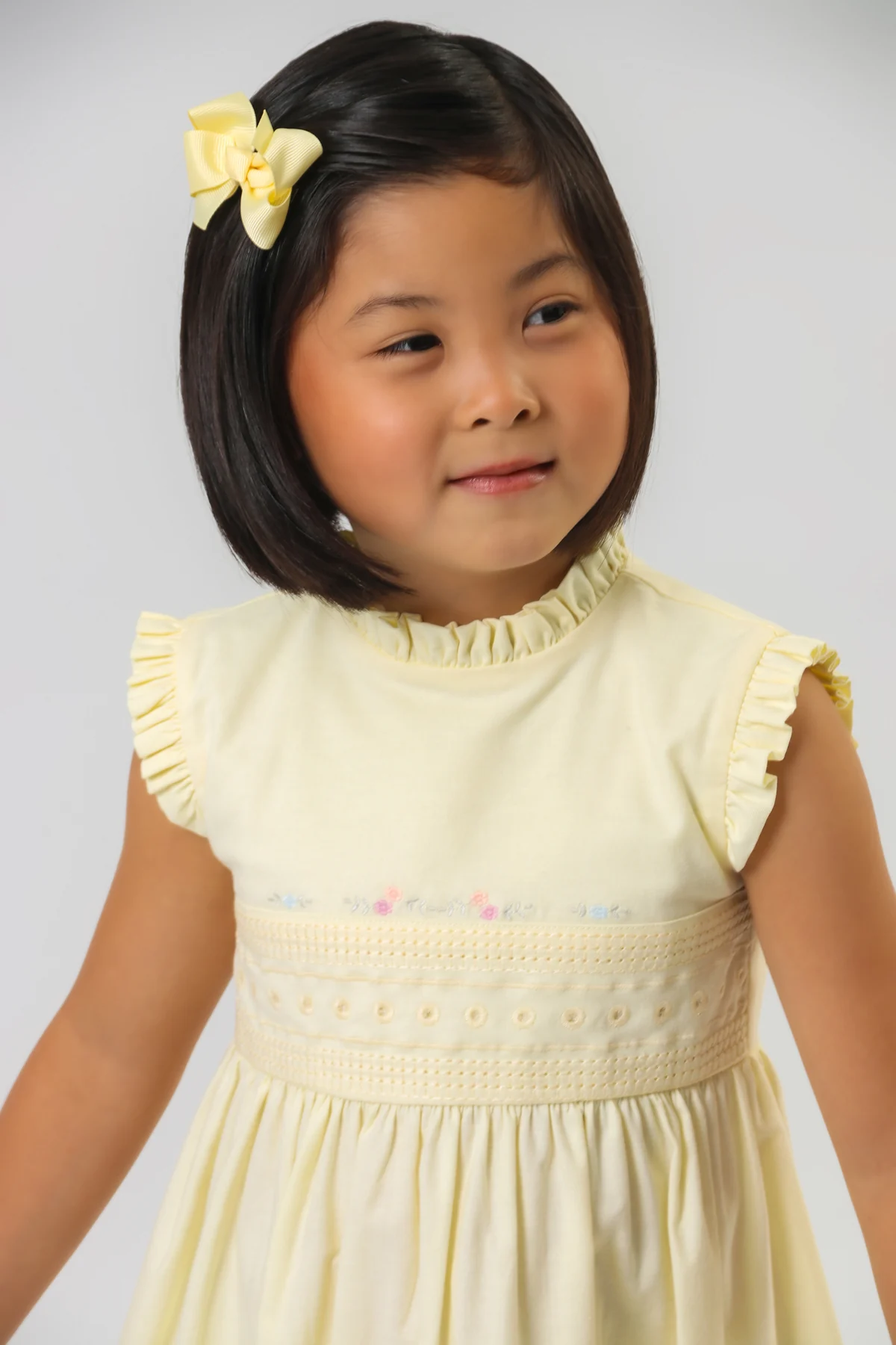 Vestido amarelo com babados e detalhes florais