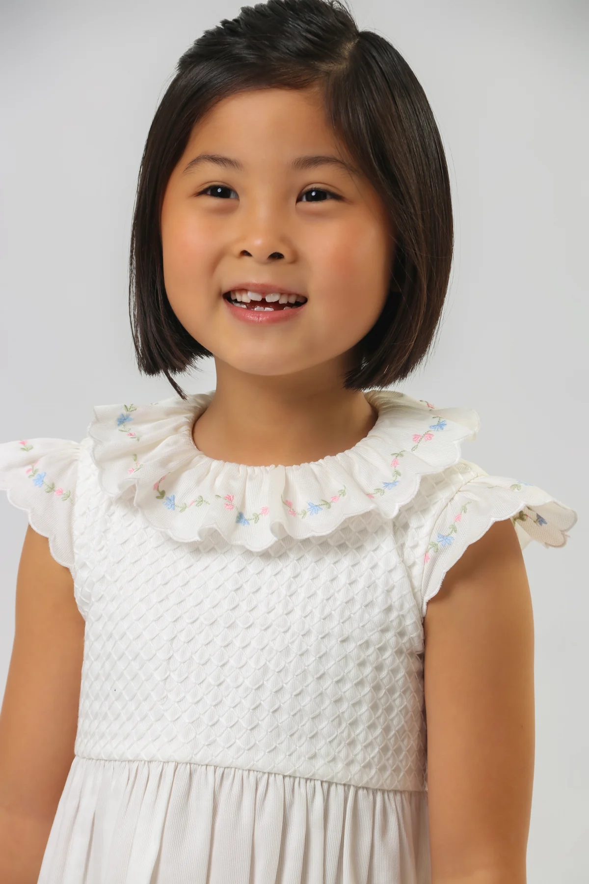 Vestido branco com textura e delicados bordados na gola