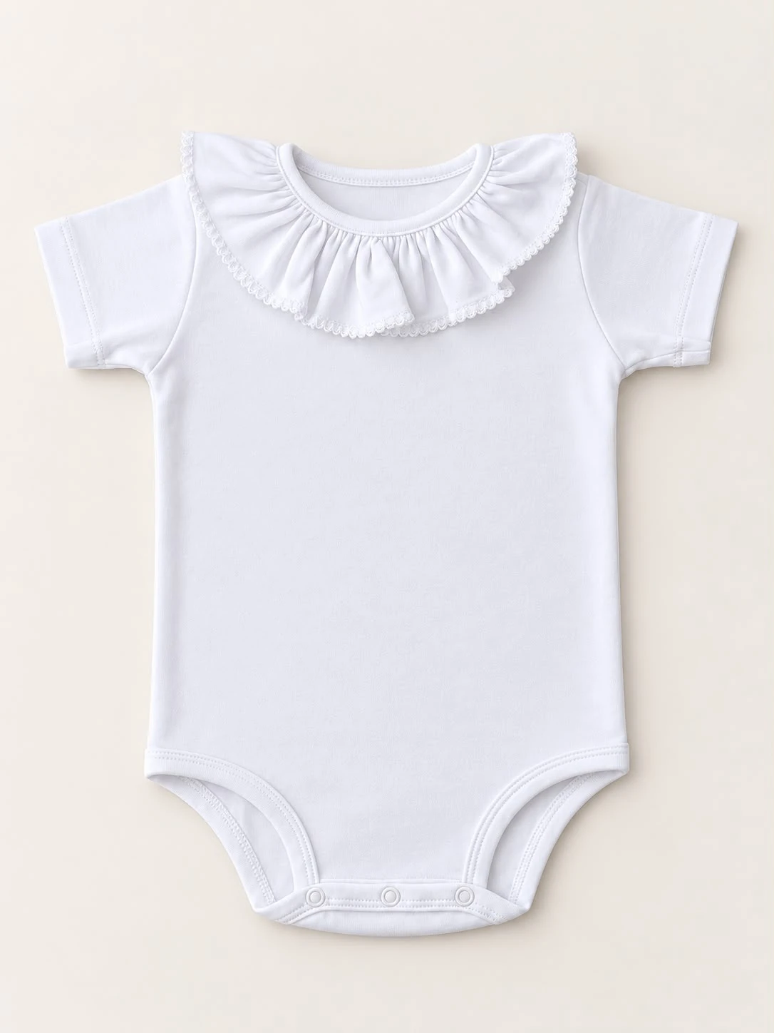 Body de Algodão com Gola de Babado — Branco — Body de algodão branco com gola de babado e mangas curtas