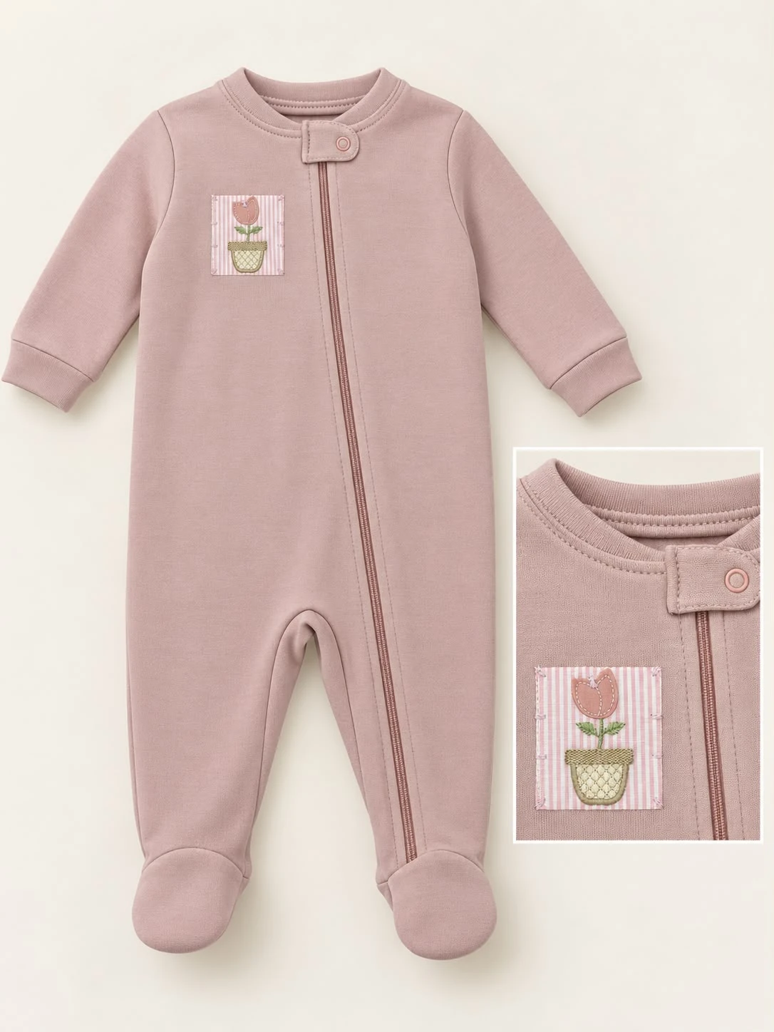 Macacão de Suedine com Bordado — Tulipa Rosé — Macacão de suedine rosé com bordado de tulipa, mangas longas, pés fechados e fechamento por zíper